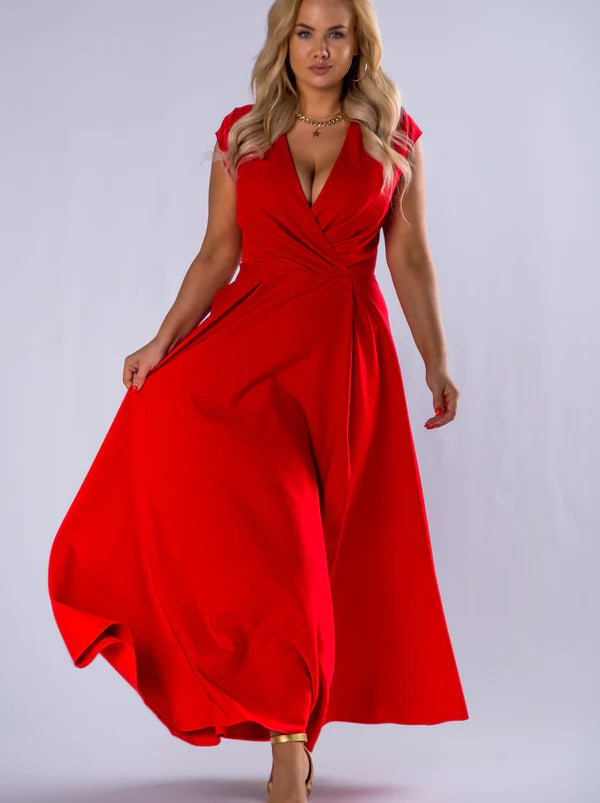 Kobieta Plus Size w eleganckiej sukience stojąca - kolekcja sukienek Plus Size isukienki.com