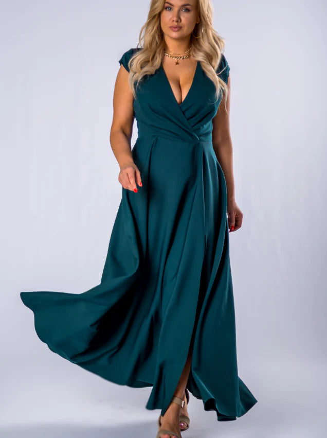 Kobieta Plus Size w eleganckiej sukience na wesele stojąca w romantycznej scenerii - kolekcja sukienek weselnych Plus Size isukienki.com