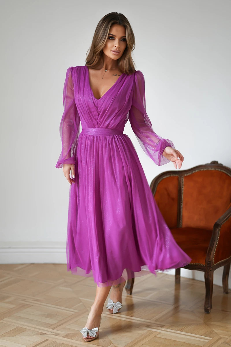 Kobieta w eleganckiej sukience midi w biurowym otoczeniu - kolekcja sukienek midi isukienki.com