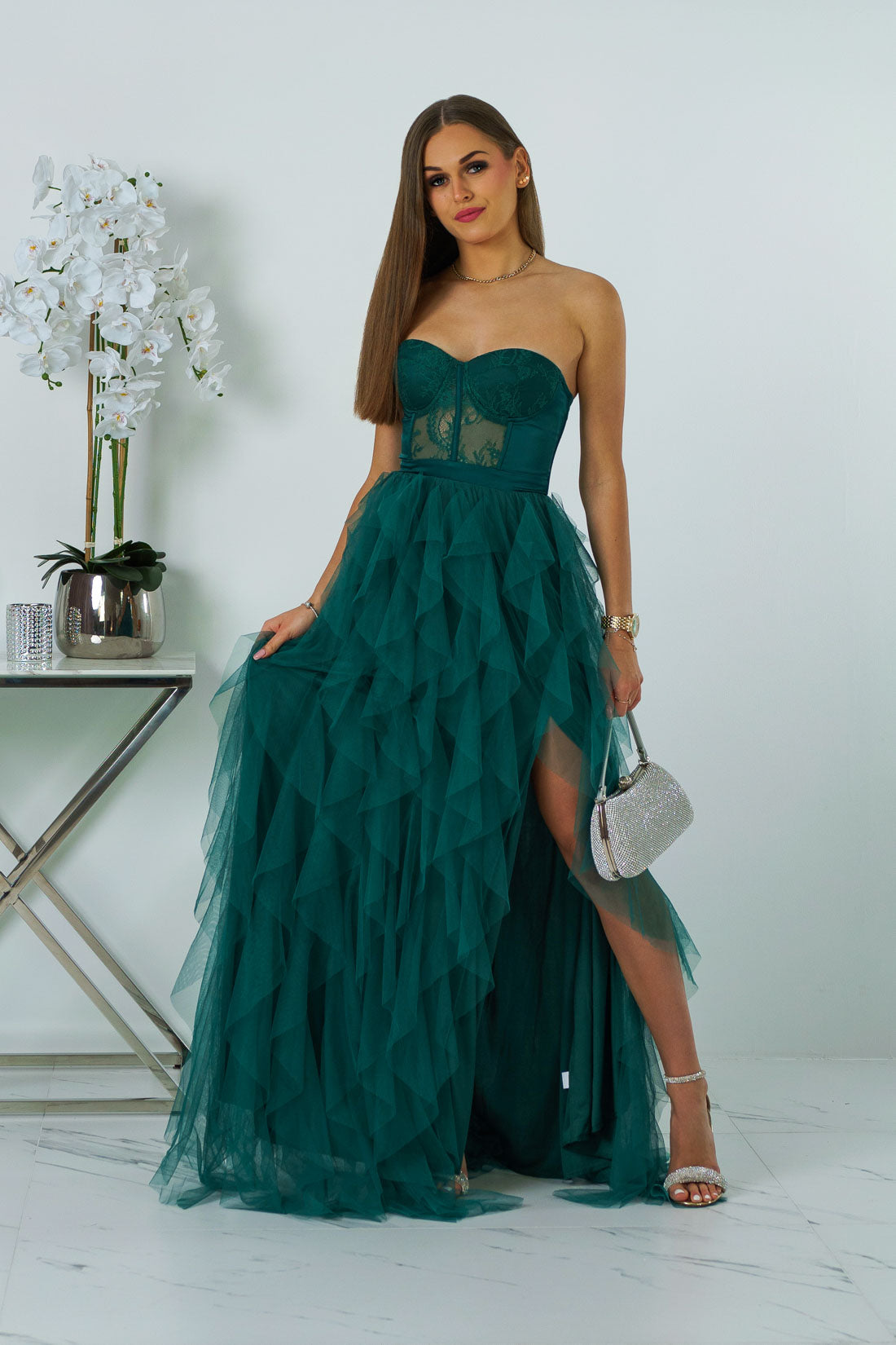Zielona tiulowa sukienka maxi Arely na wesele z eleganckim wiązaniem i eterycznym krojem
