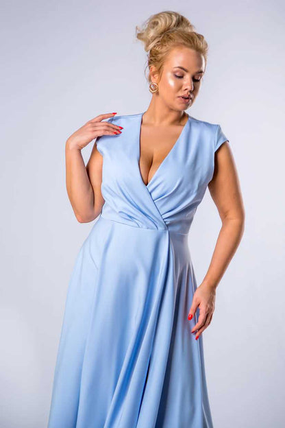 Sukienka Plus Size Maxi kopertowa błękitna Busta