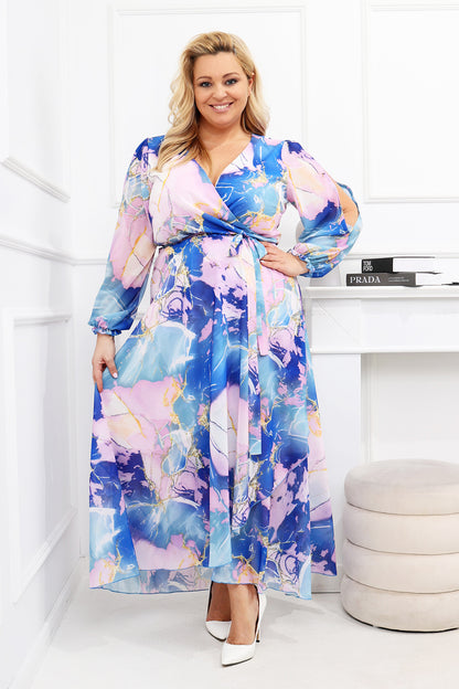 Niebieska sukienka szyfonowa plus size Wiktoria 69 maxi z kopertowym dekoltem i wiązaniem w talii
