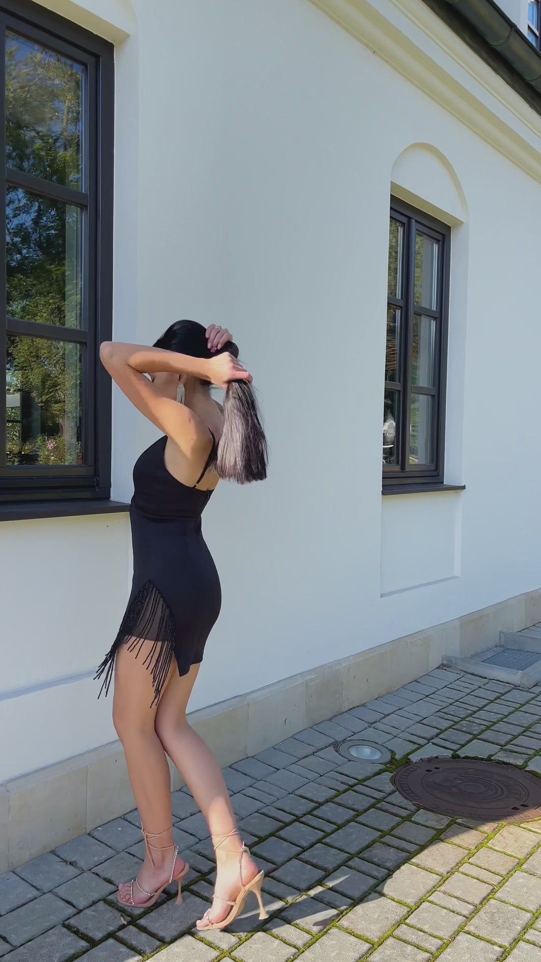 Sukienka krótka zdobiona czarna Amira