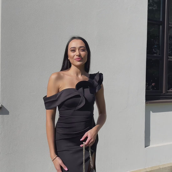 Sukienka elegancka maxi z falbanką na jedno ramię czarna Troya
