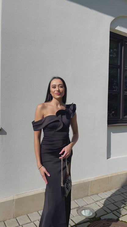Sukienka elegancka maxi z falbanką na jedno ramię czarna Troya