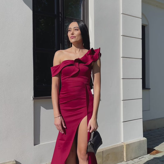 Sukienka elegancka maxi z falbanką na jedno ramię bordowa Troya