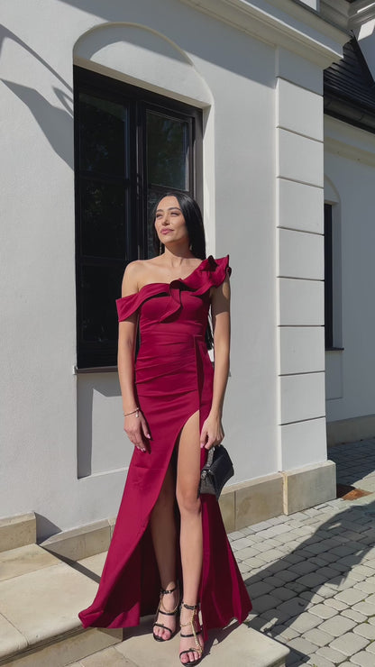 Sukienka elegancka maxi z falbanką na jedno ramię bordowa Troya