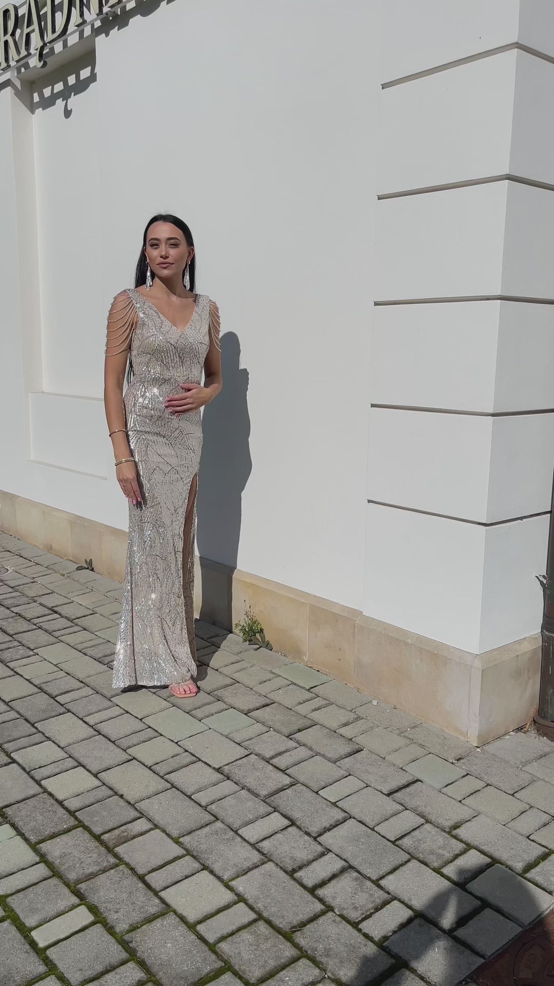 Sukienka cekinowa maxi zdobiona srebrna Cameleon bis