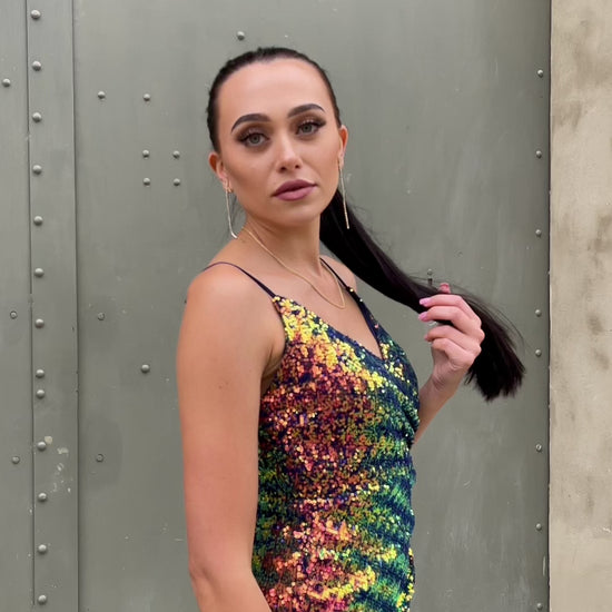 Sukienka maxi cekinowa z rozcięciem multicolor granatowa Brenda