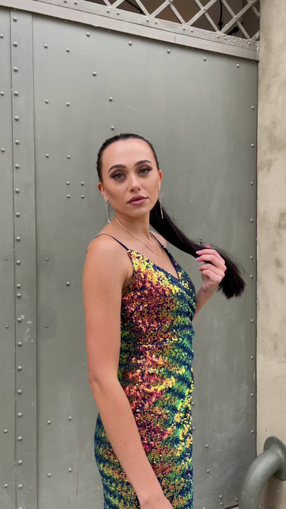 Sukienka maxi cekinowa z rozcięciem multicolor granatowa Brenda