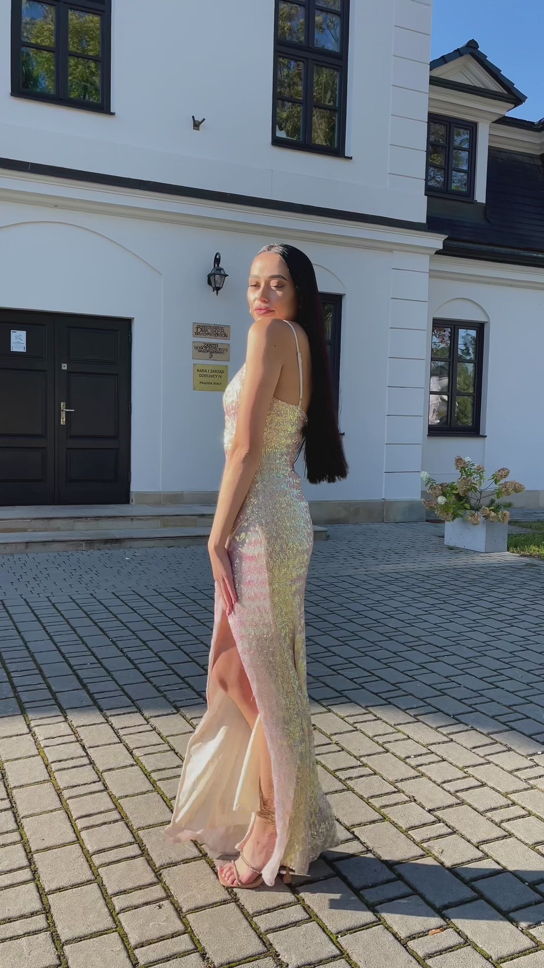 Sukienka maxi cekinowa z rozcięciem szampańska Brenda