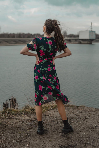Sukienka szyfonowa kopertowa w kwiaty z rozcięciami na rękawach Laura - isukienki.com
