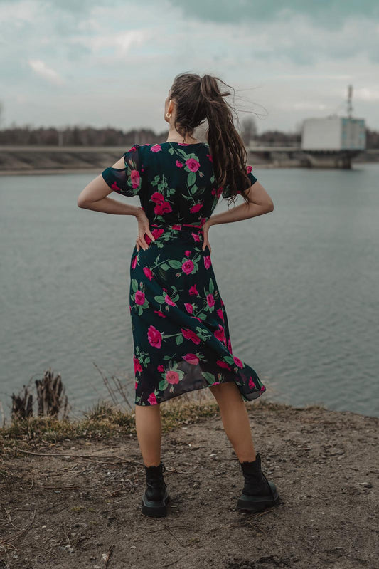 Sukienka szyfonowa kopertowa w kwiaty z rozcięciami na rękawach Laura - isukienki.com